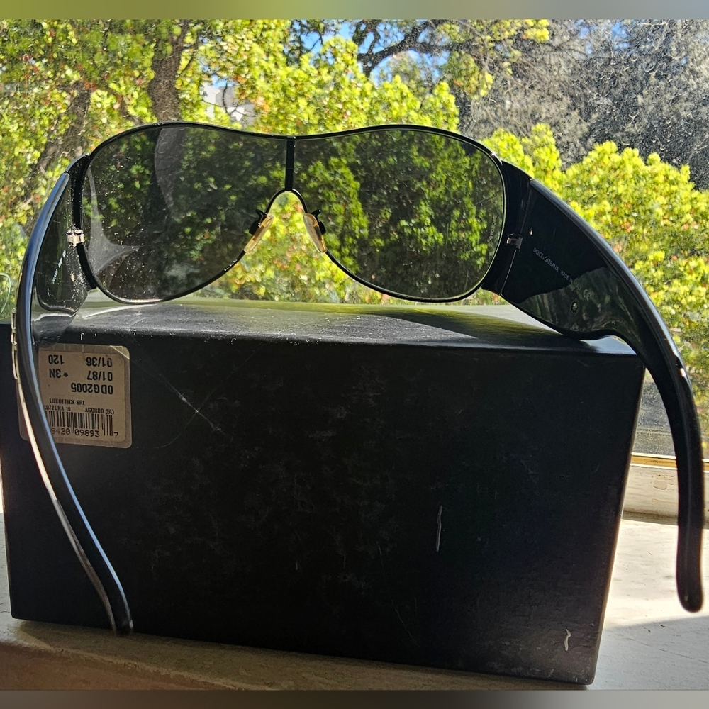 Oversized "Paparazzi" Dolce & Gabbana Sunnies Black on Black with SILVER Logo - Picture 5 of 12